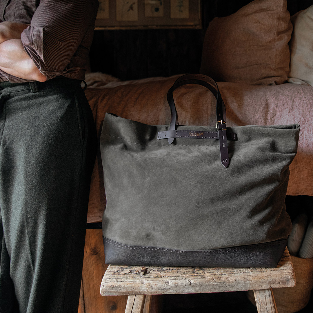 Cabas homme en cuir Zinnia pos&eacute; sur un tabouret
