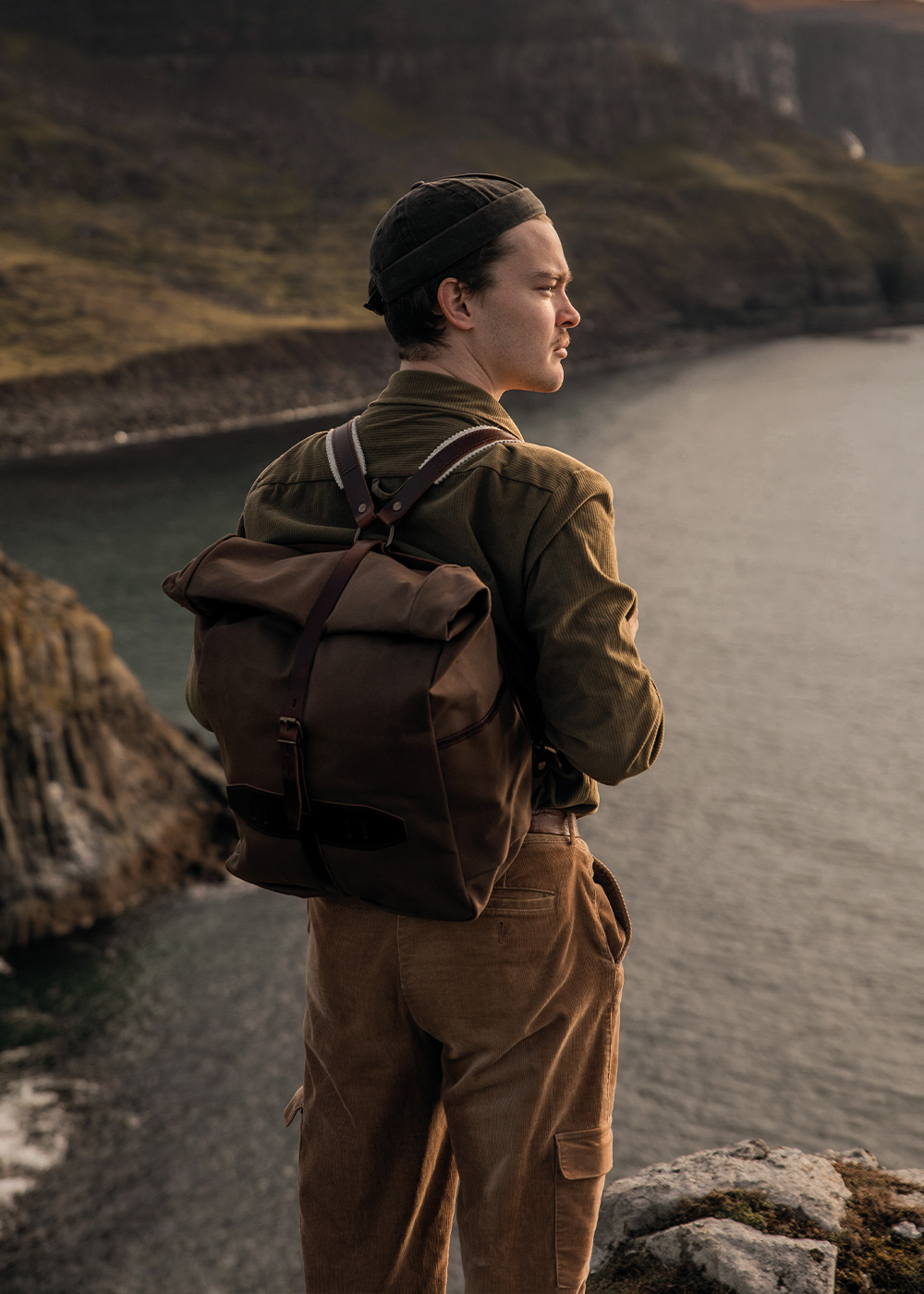 Un homme porte un sac a dos en toile 