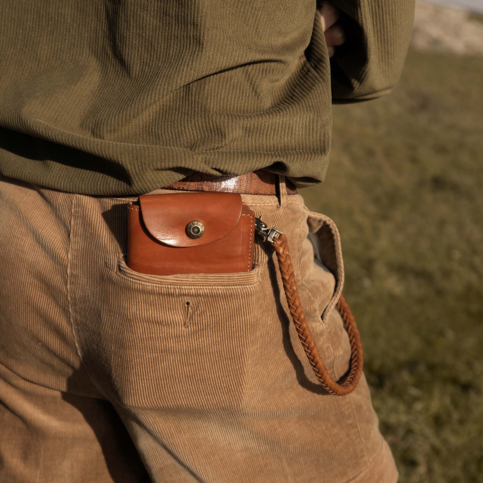 Cartera de cuero «Corto» llevada por un hombre.