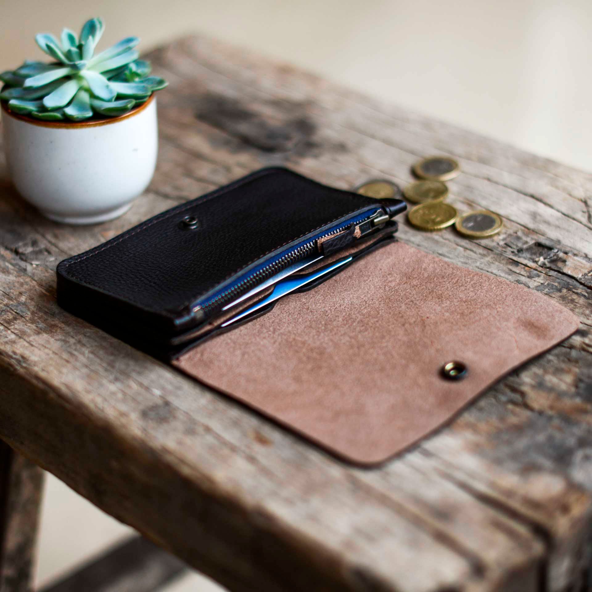 Cartera de cuero para hombre «Grisbi» sobre un taburete de madera