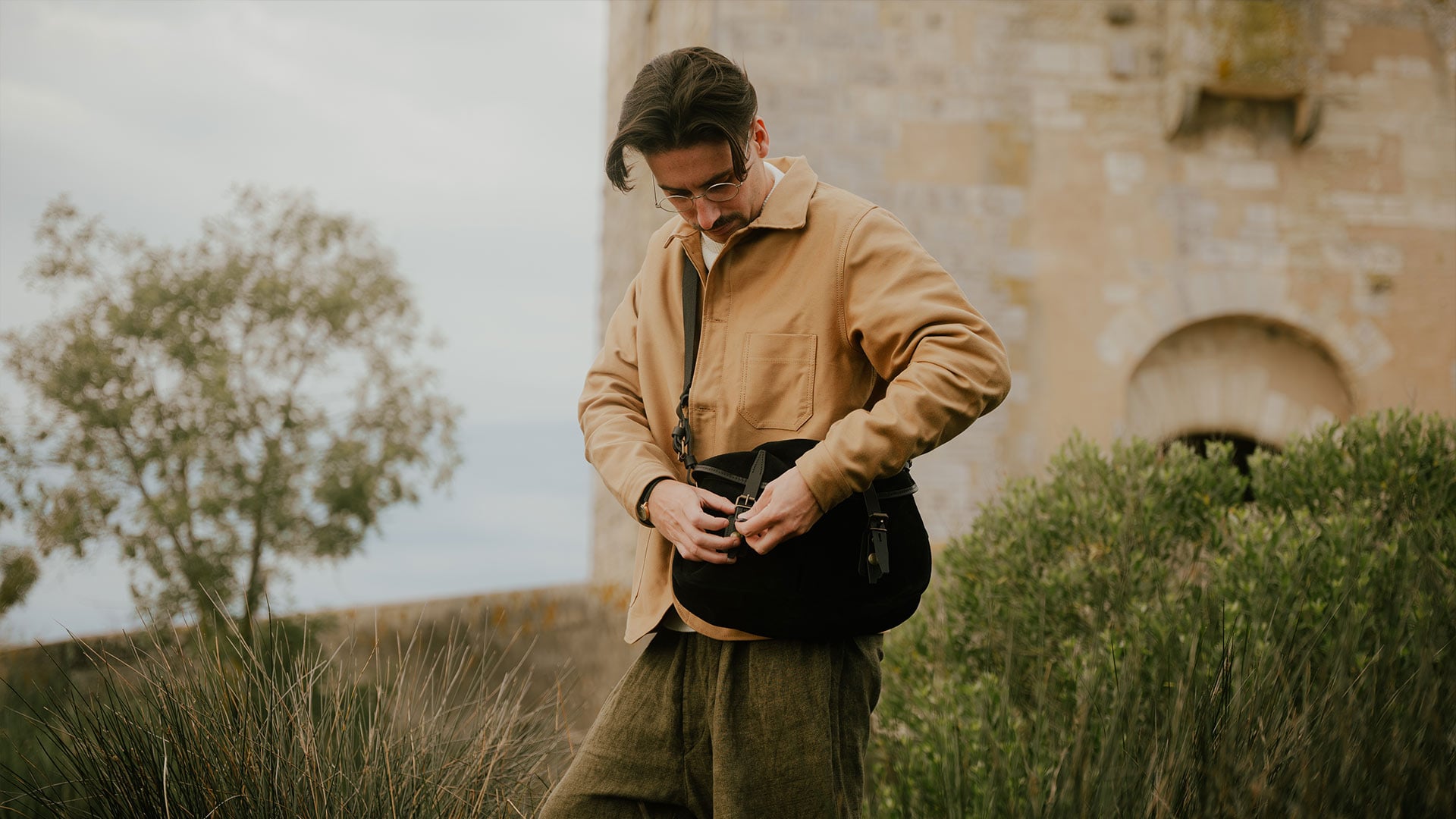 Descubre cómo llevar correctamente un bolso de hombro para hombre