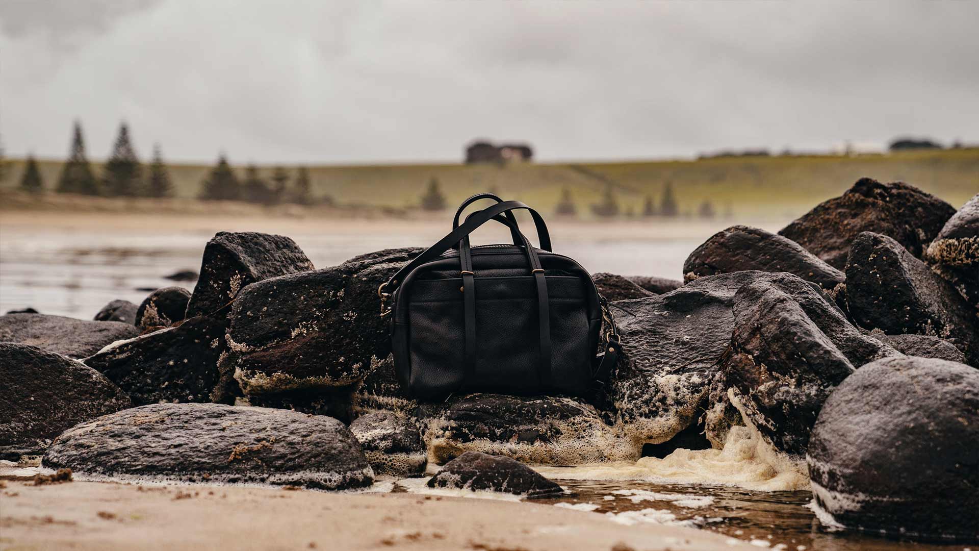 Descubre cómo impermeabilizar tu bolso de cuero: guía práctica antes de la temporada de lluvias.