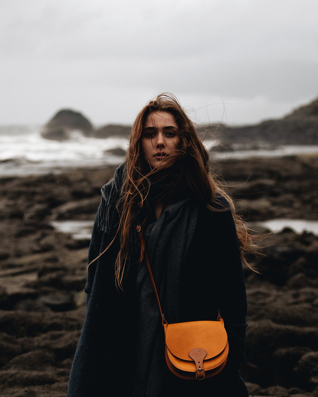 Foto con bolso artesanal y vintage amarillo para mujer