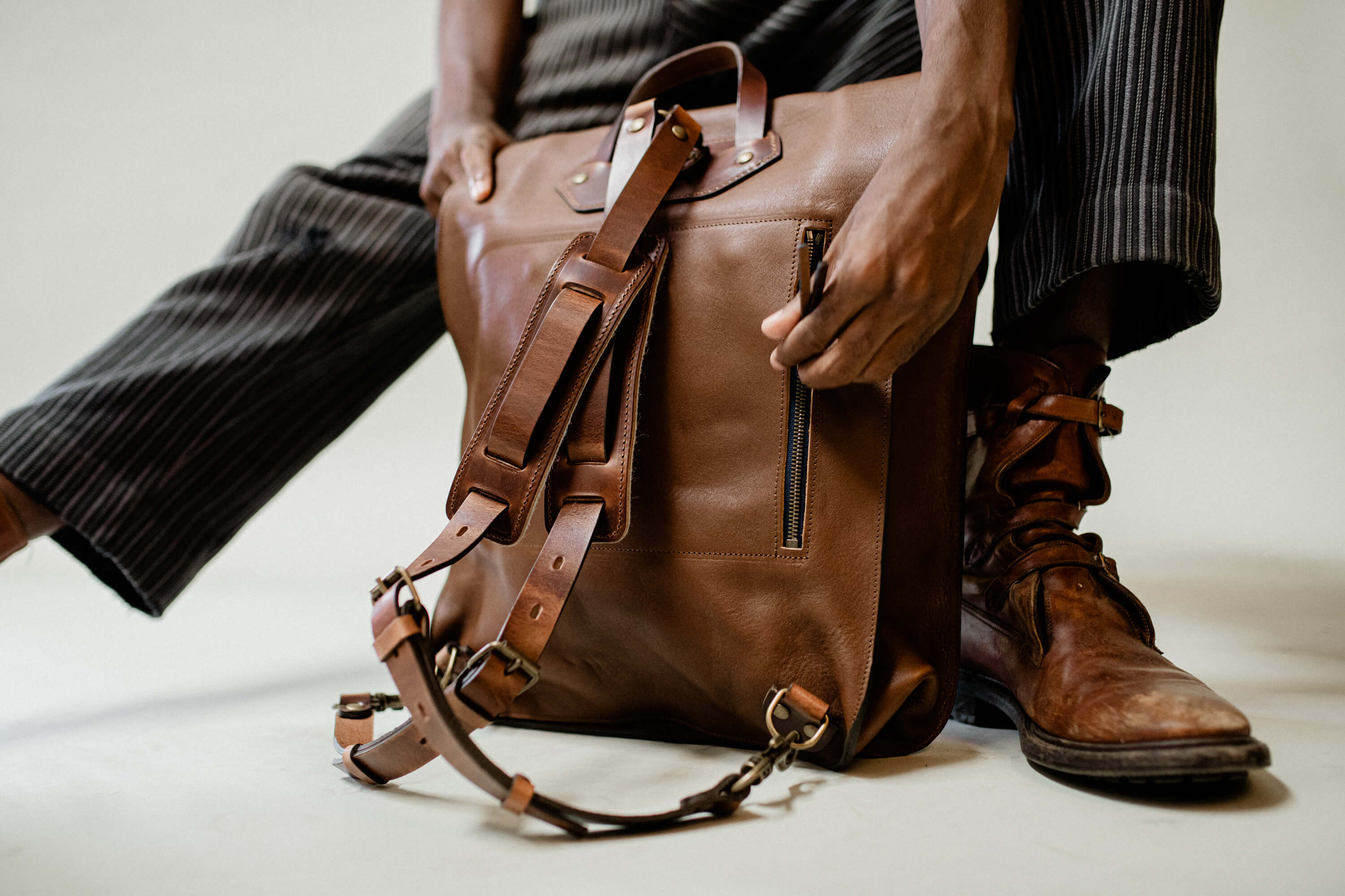 Descubre qué bolso para hombre regalar en Navidad.
