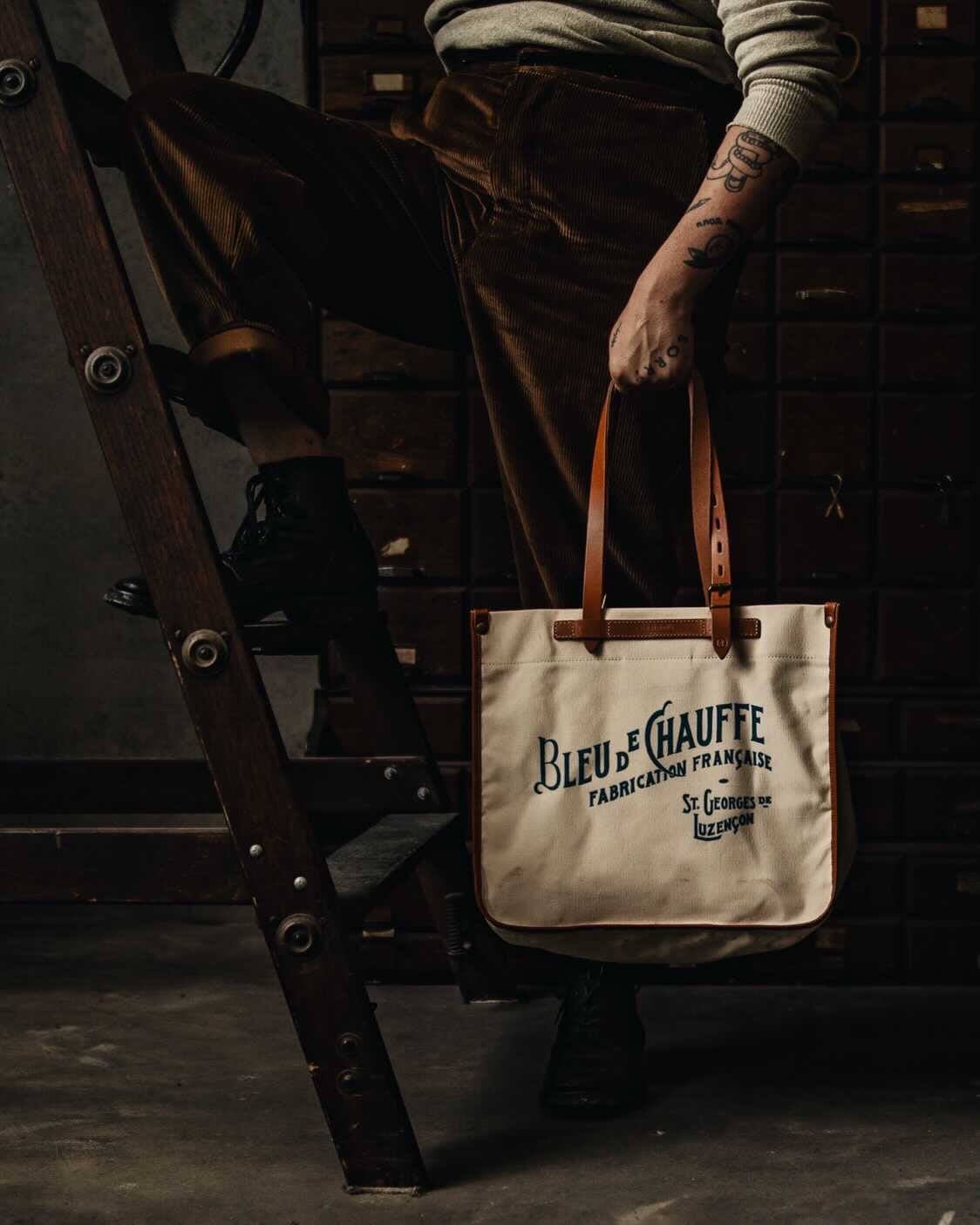close-up of Bleu de Chauffe canvas tote bag