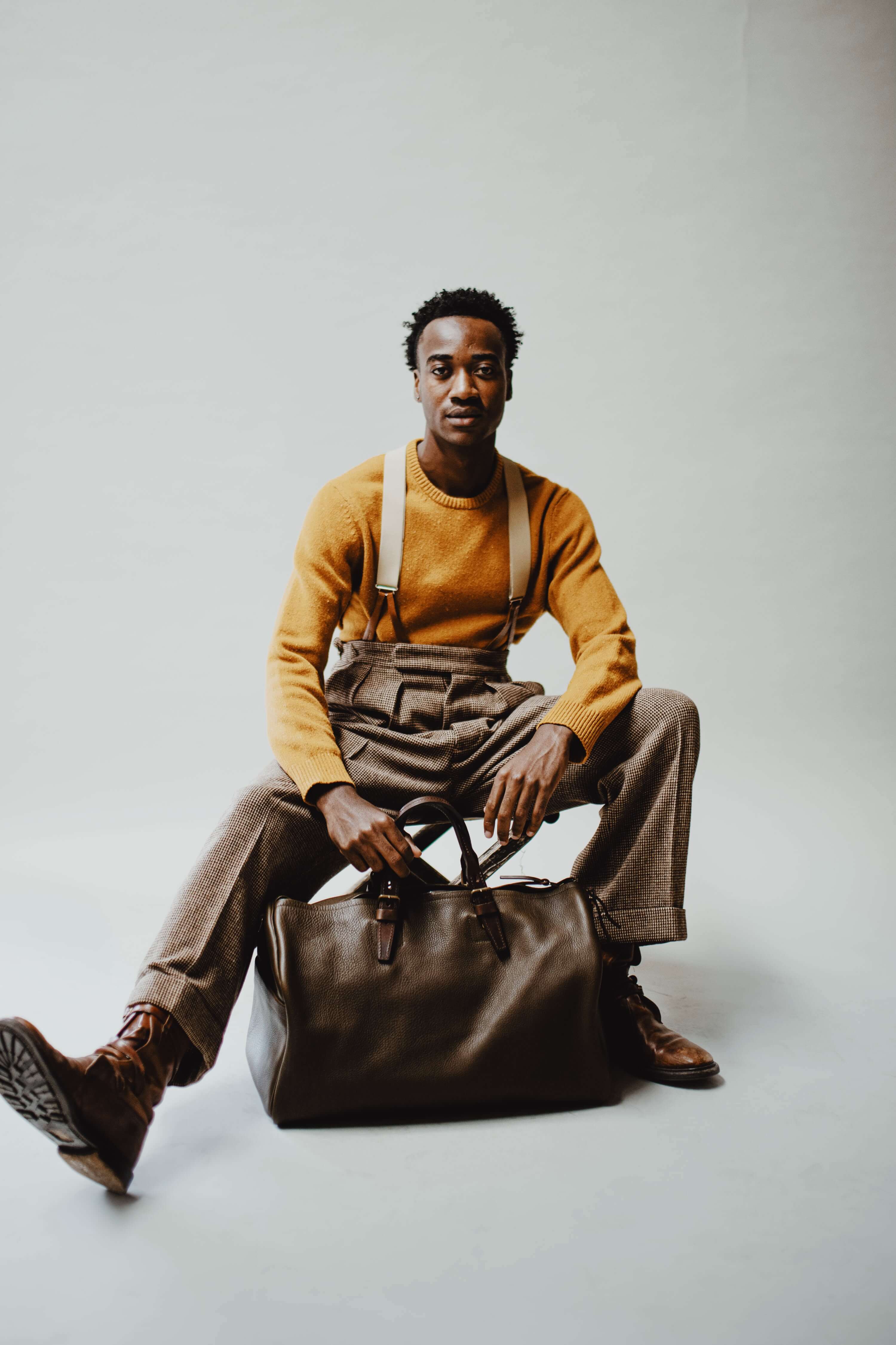 un homme pose avec le sac de voyage Hobo