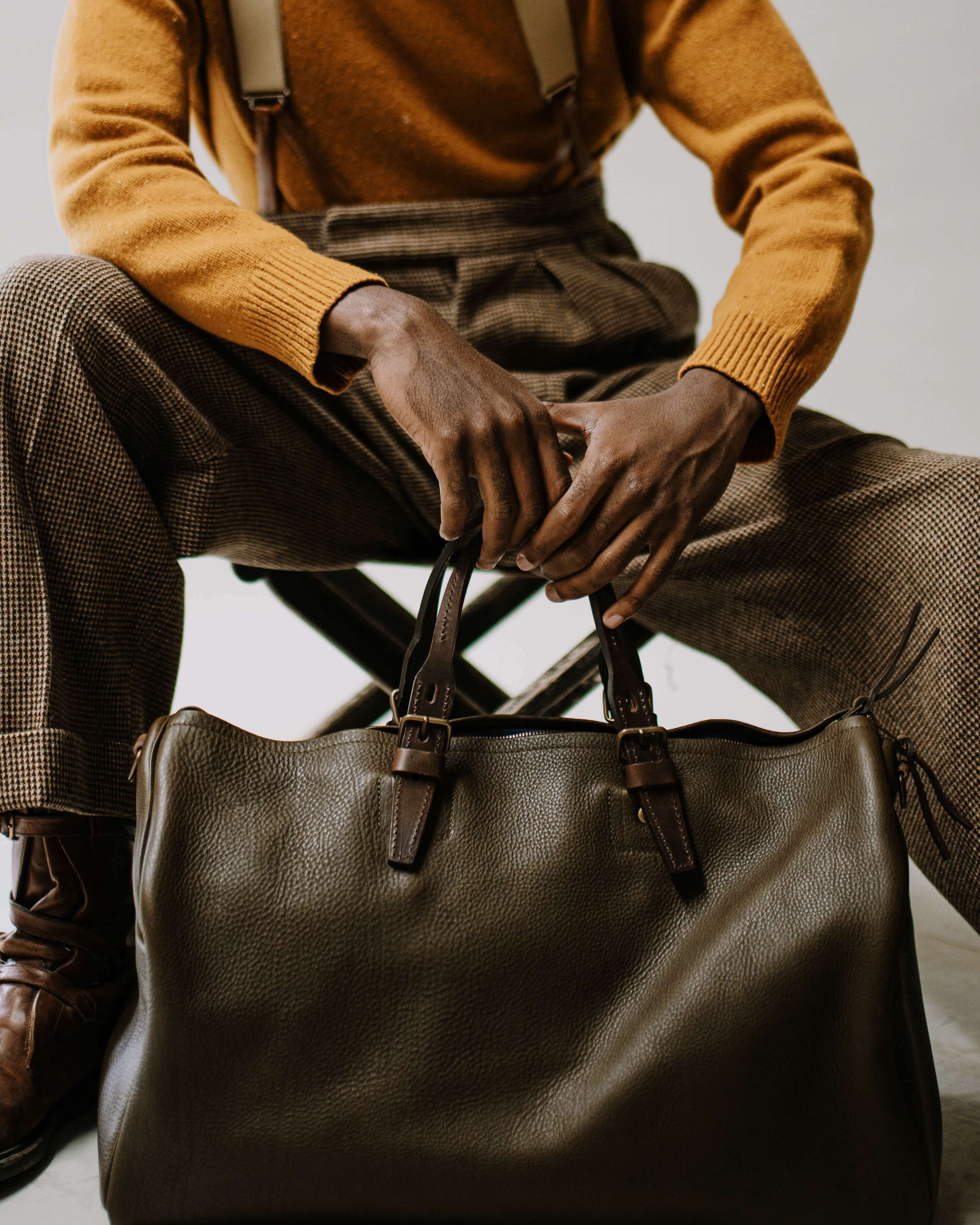 Primer plano del elegante bolso de viaje «Hobo»