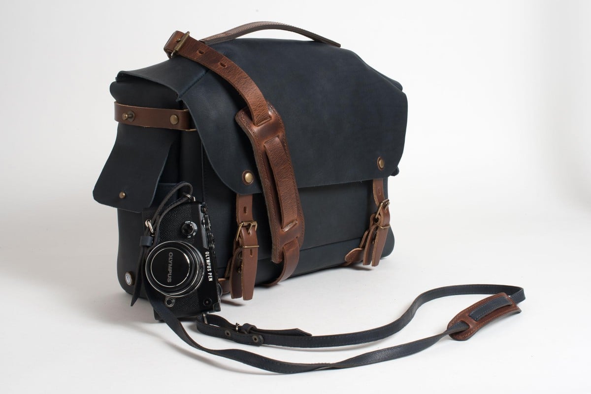 La bolsa fotográfica Arles con un ordenador