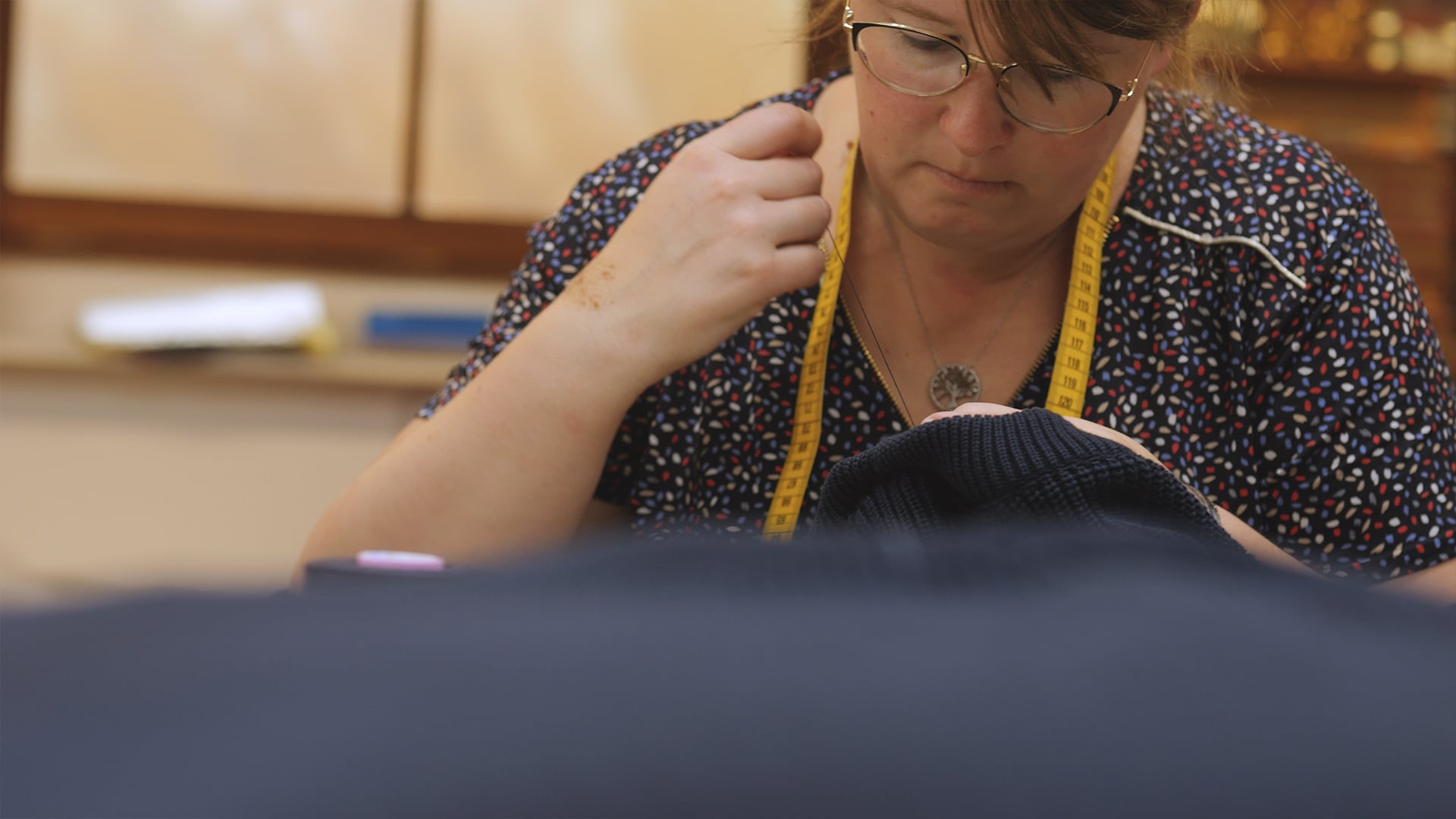 Herren-Matrosenpullover an der Strickmaschine n&auml;hen