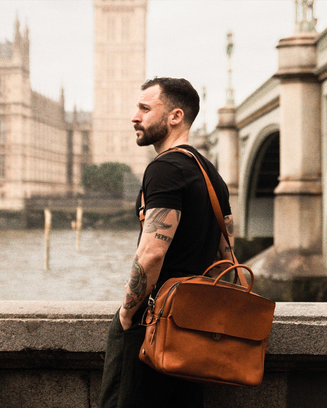 Bolso de cuero de trabajo llevado al hombro por un hombre en Londres.