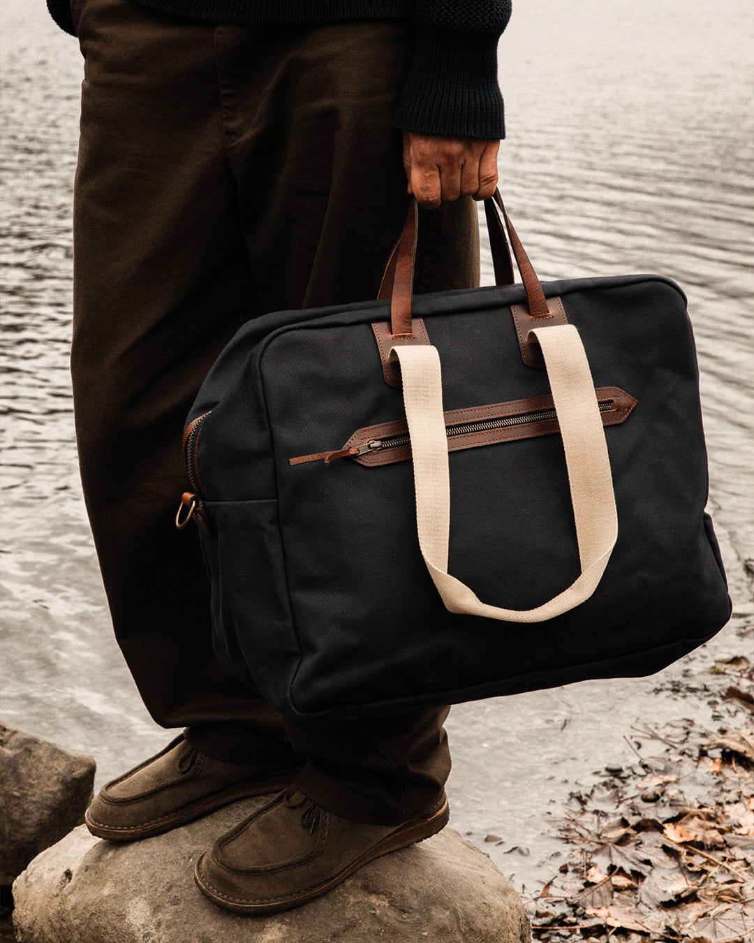 Primer plano de una bolsa de viaje para hombre para llevar al hombro.
