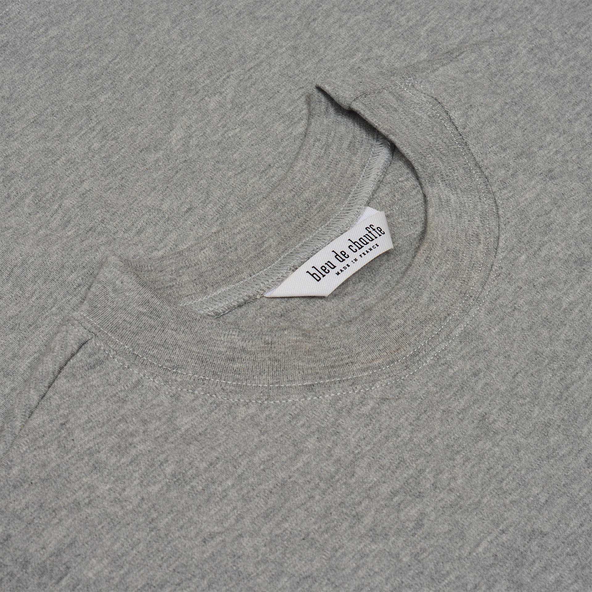Detalle camiseta gris jaspeado