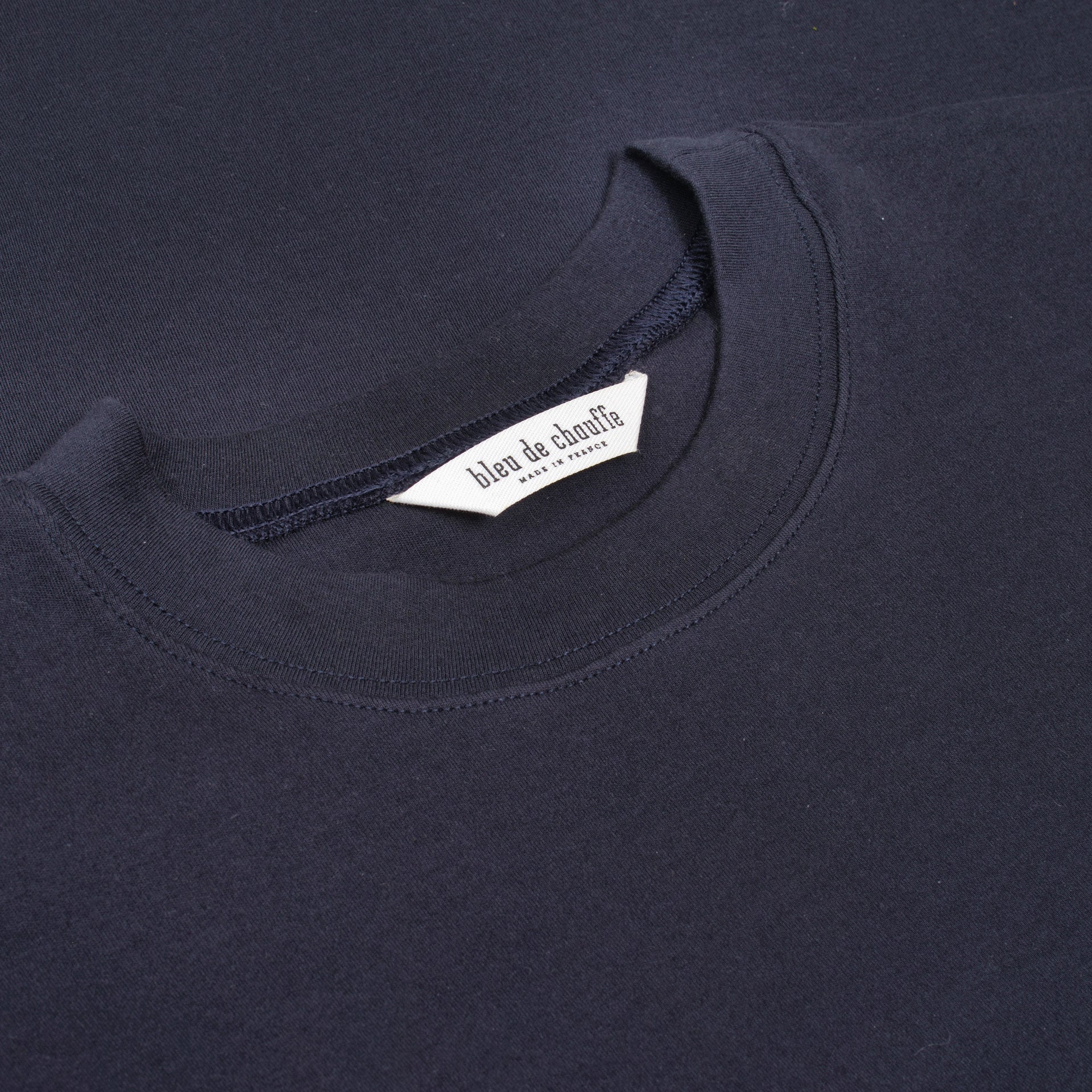 Detalle camiseta azul marino