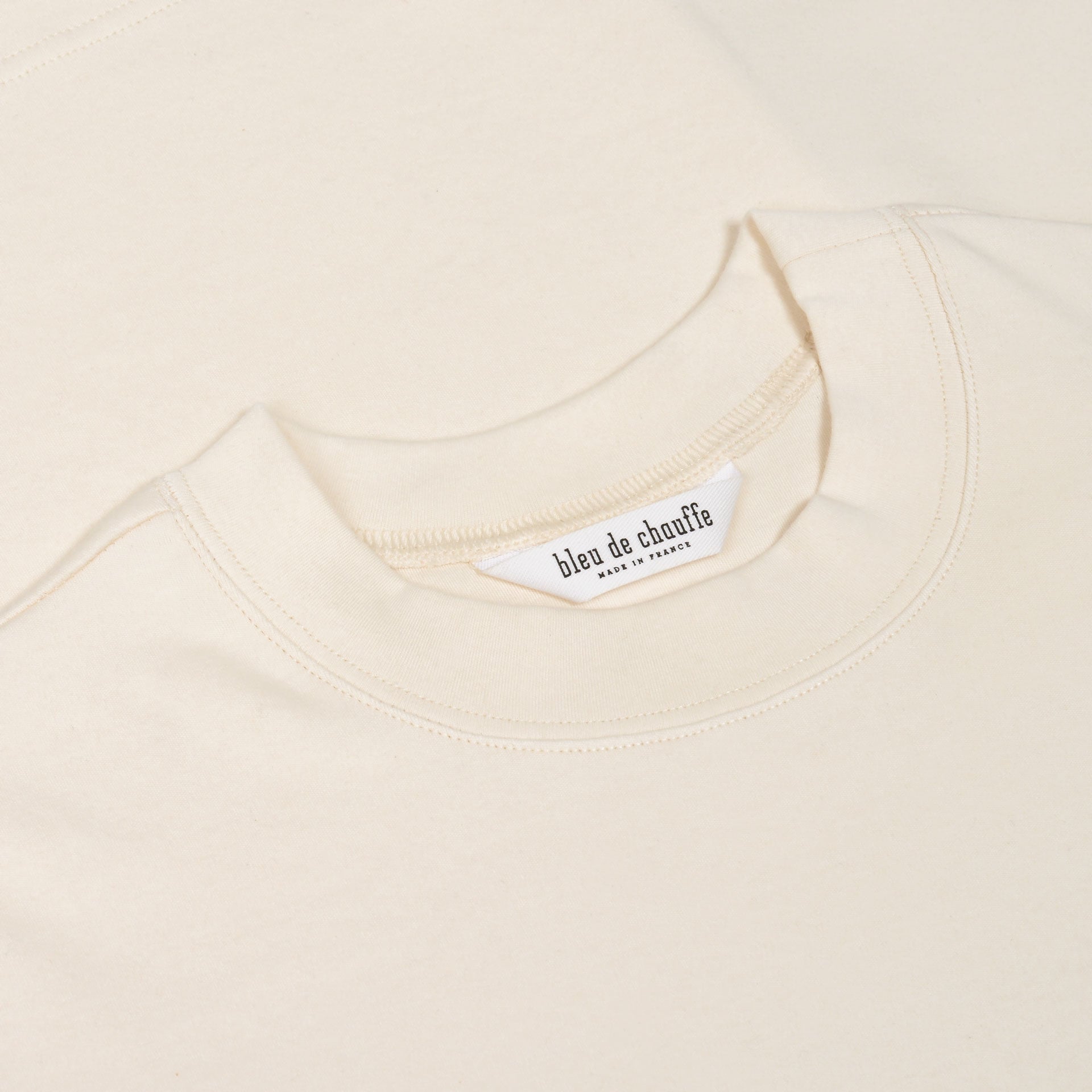 Detalle camiseta crudo