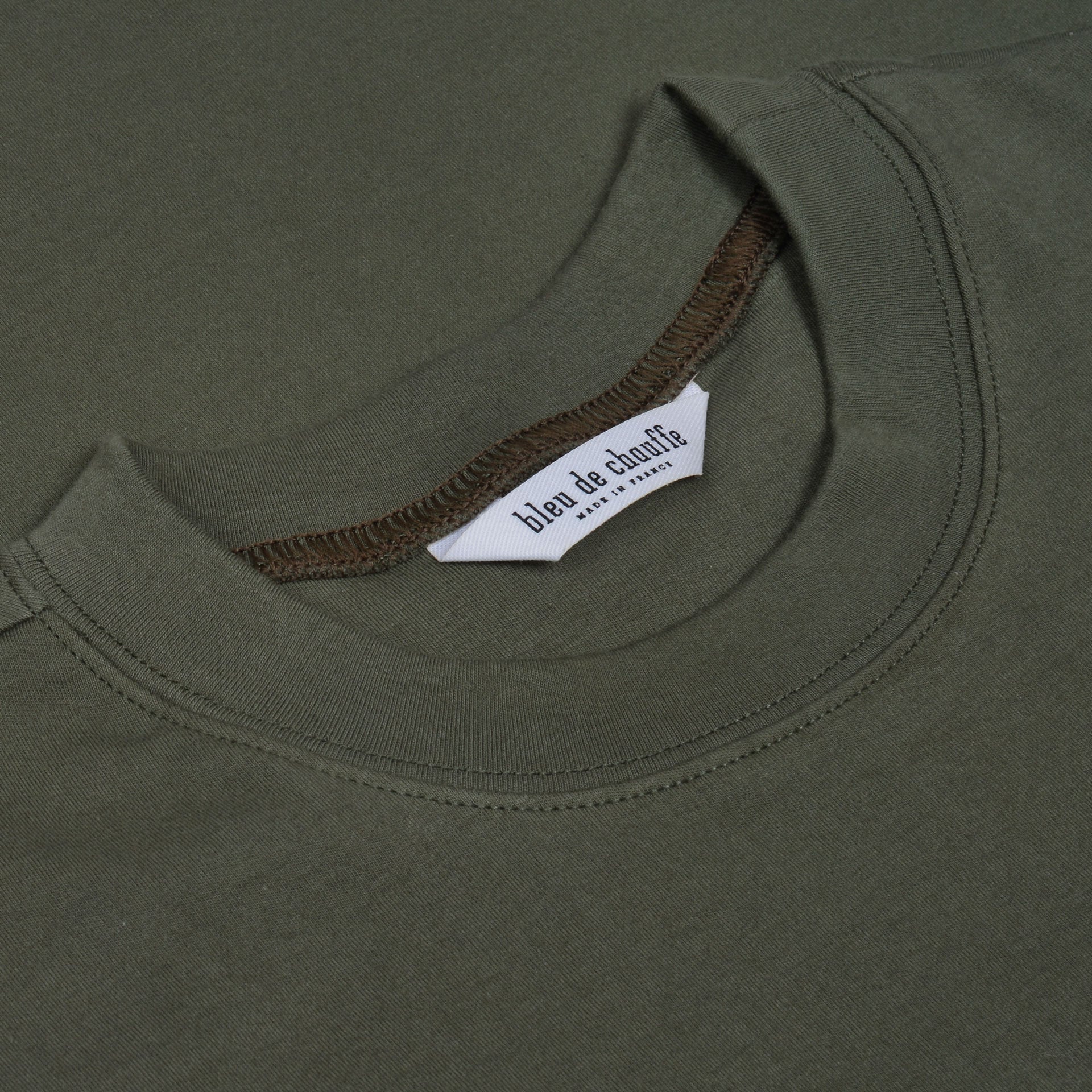 Detalle camiseta caqui