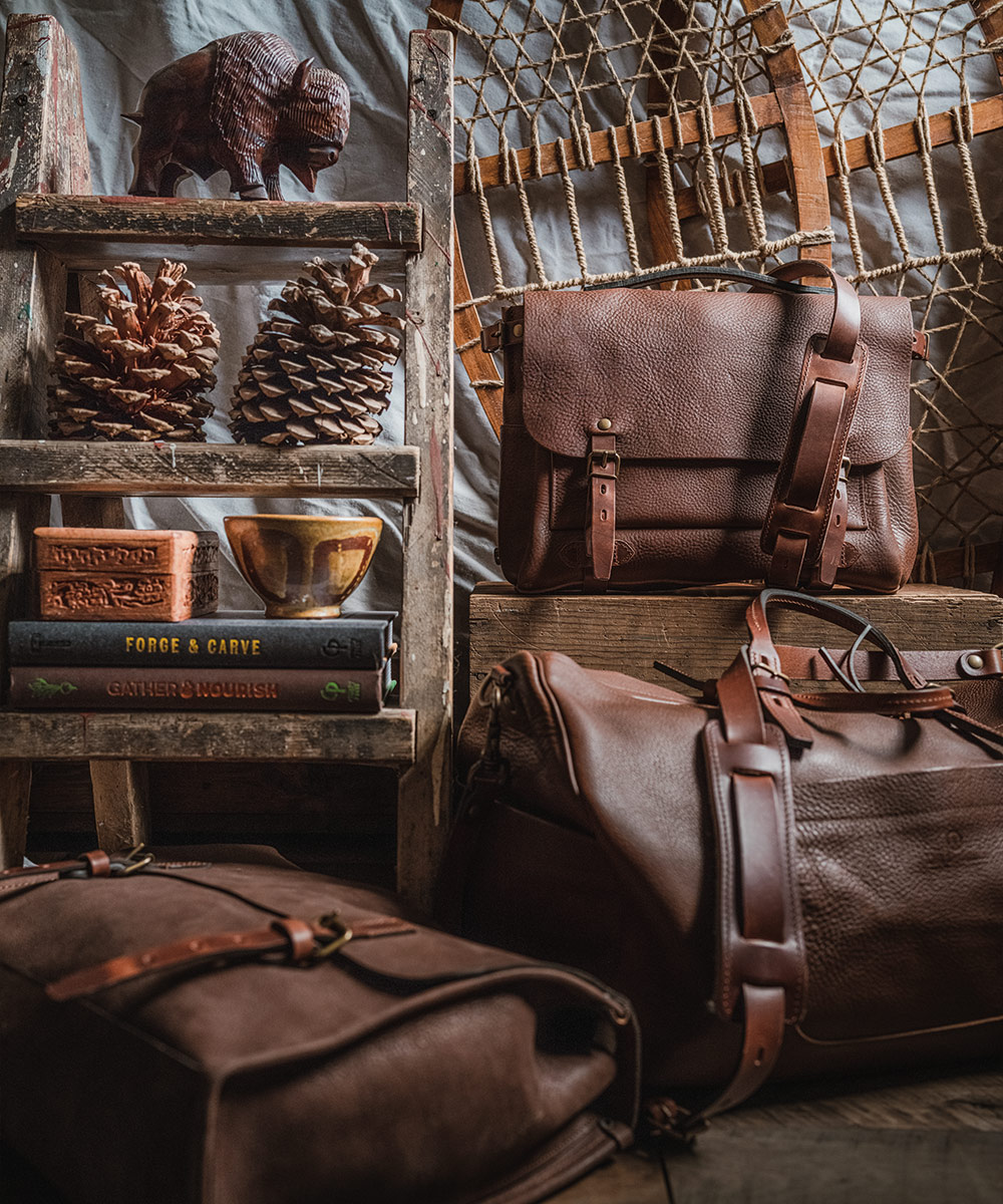 Plusieurs sacs en cuir marron sont pr&eacute;sent&eacute;s dans une ambiance aventurier
