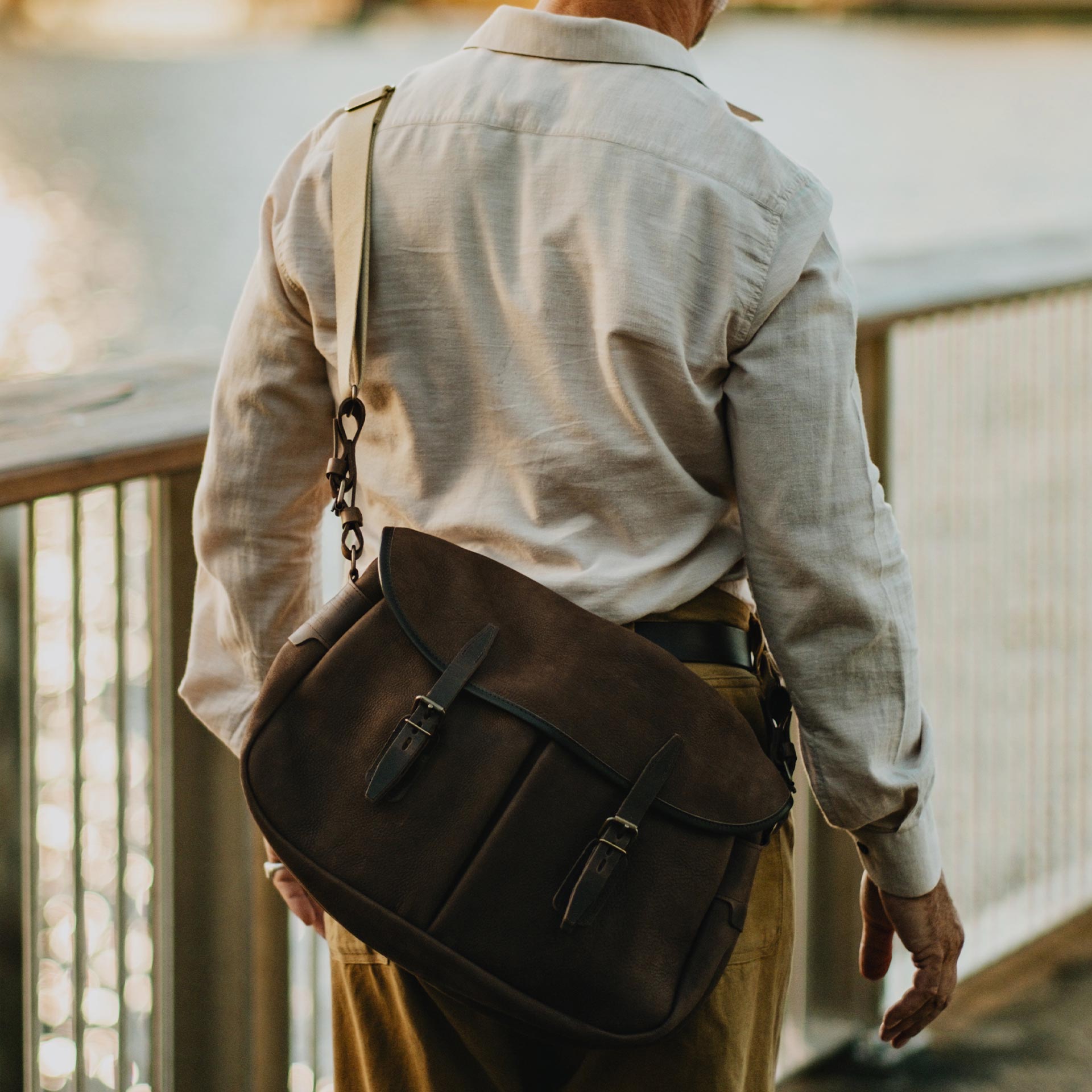 Sac besace homme en cuir caf&eacute;