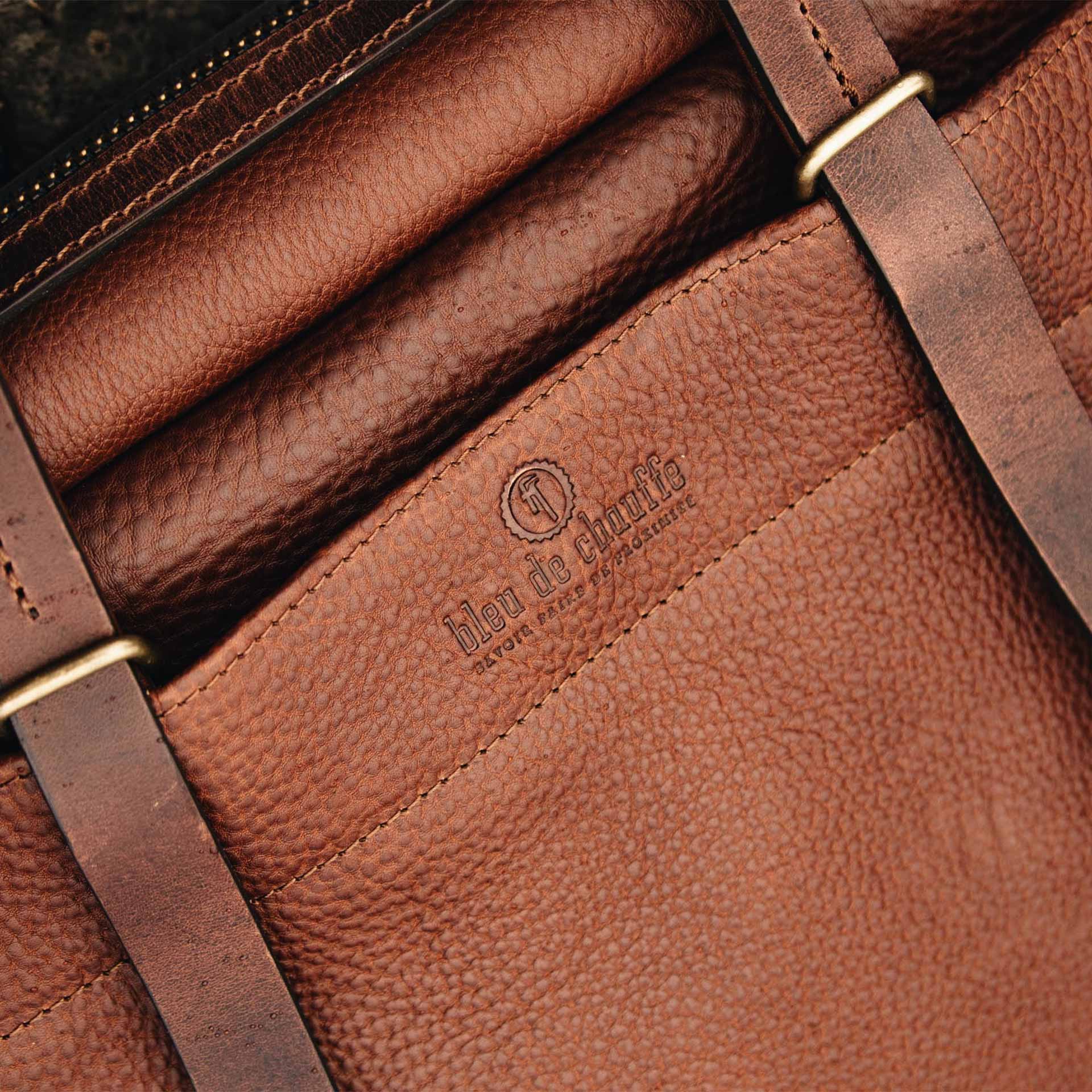 D&eacute;tails du cuir tann&eacute; v&eacute;g&eacute;tal du sac ordinateur Report